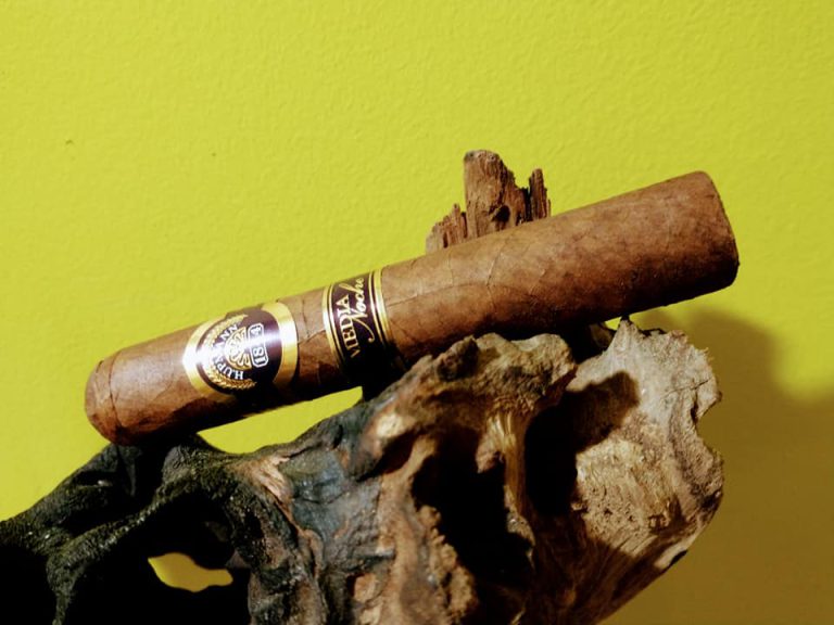 073 - H.Upmann Media Noche